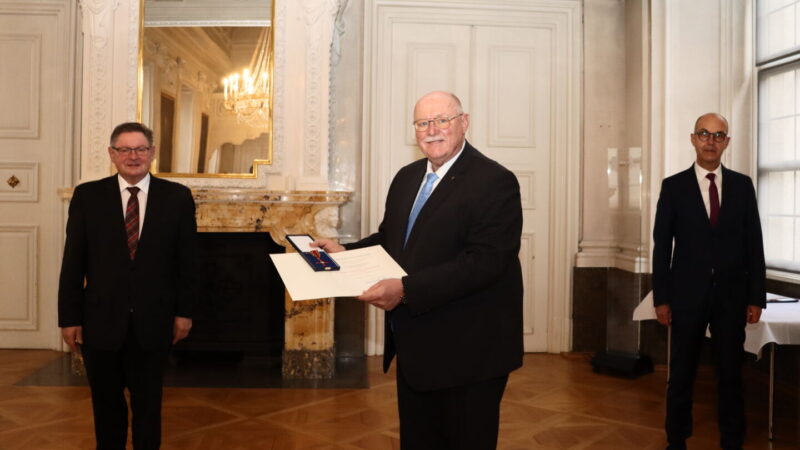 Gerhard Eck verleiht Bundesverdienstkreuz am Bande