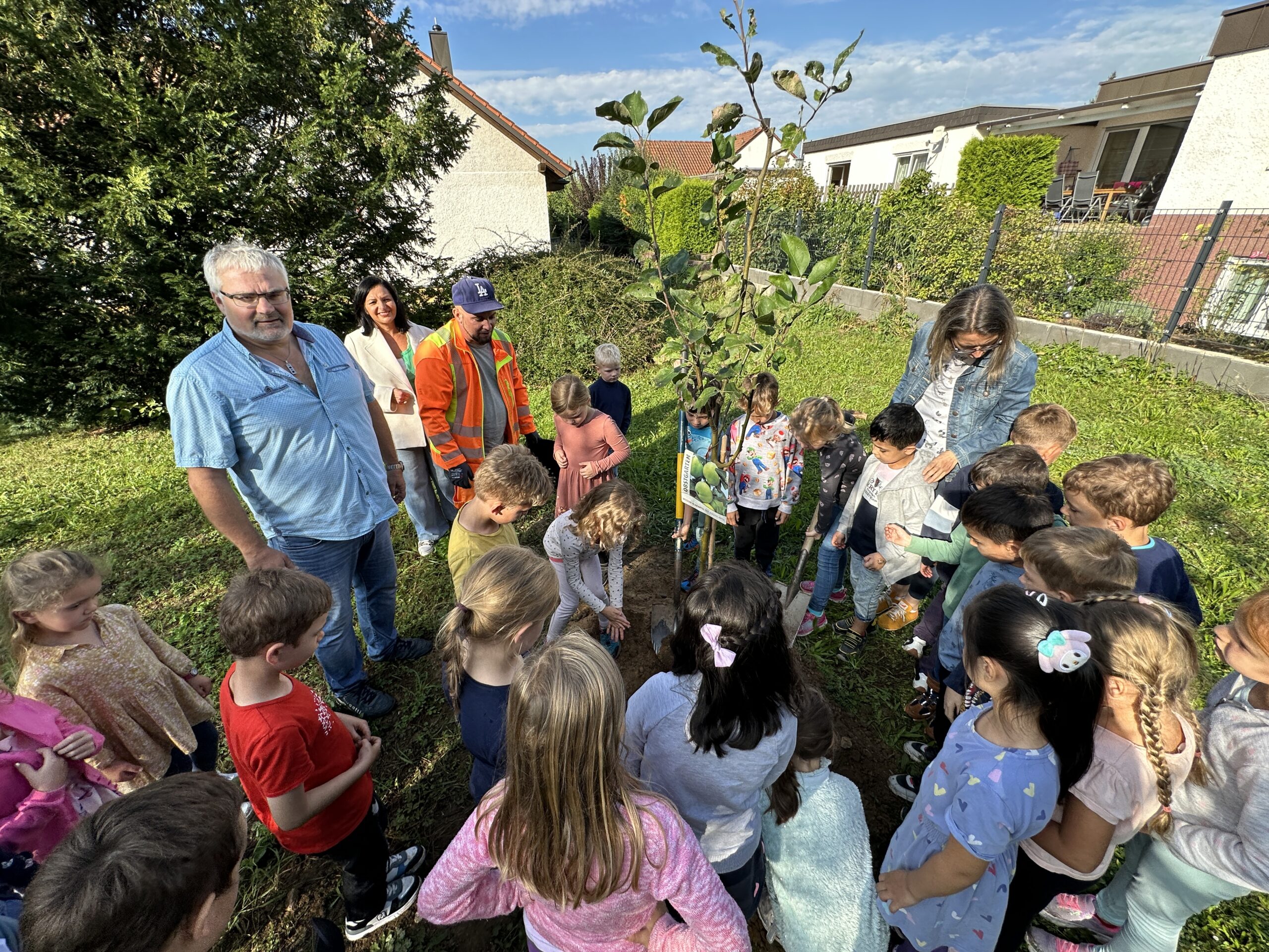 Baumpflanzaktion zu Schulbeginn