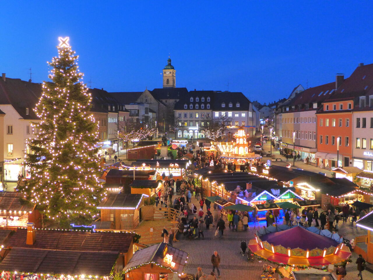 Schweinfurter Weihnachtsmarkt – Herzliche Atmosphäre und glanzvolle Begegnungen – Tausende Lichter am großen Weihnachtsbaum