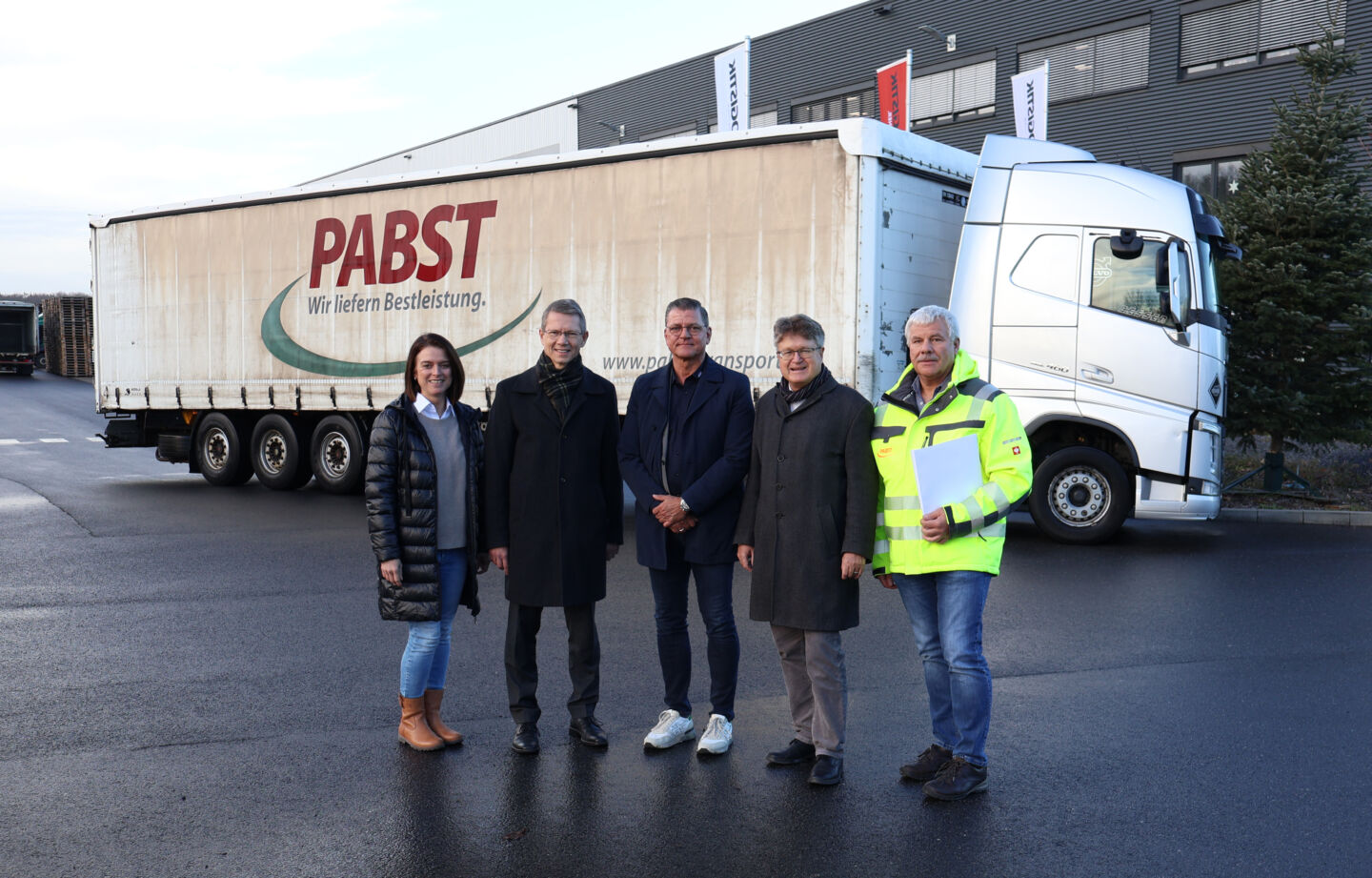 Pabst Transport aus Gochsheim spendet Planensattelauflieger für Schweinfurts Partnerstadt Lutsk in der Ukraine