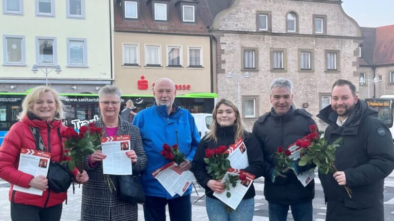 Schweinfurter SPDler verteilen großzügig Rosen am Internationalen Frauentag
