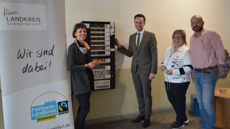 Fairtrade-Landkreis Schweinfurt: „Fair-o-mat“ steht ab sofort im Landratsamt Schweinfurt