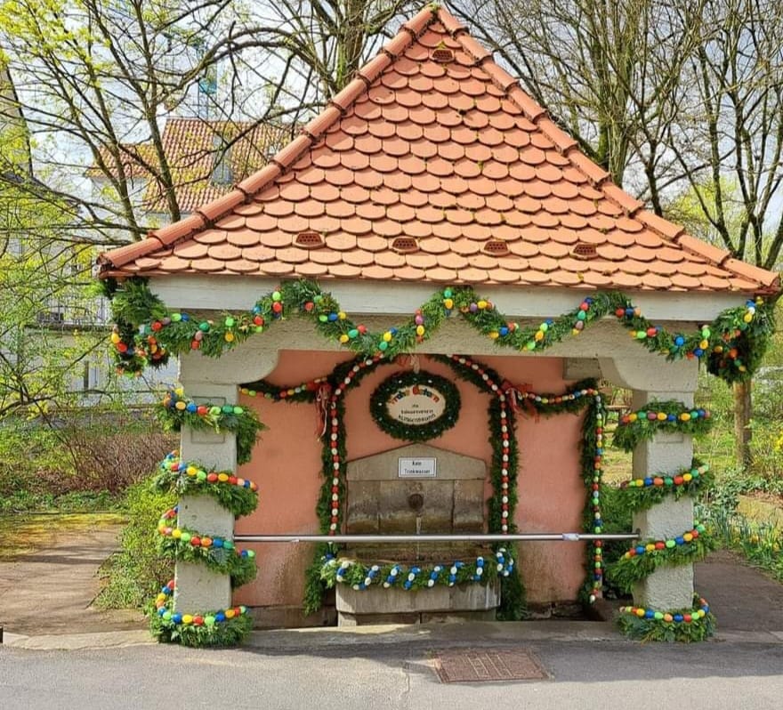Bürgerverein Klingenbrunn lädt zur Osterbrunneneinweihung  ein – Klingenbrunnen vom Bürgerverein wieder festlich geschmückt