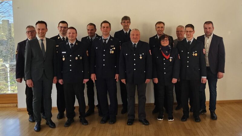 Lob und Anerkennung für die Aktiven der Feuerwehren  – Feierstunde im Sitzungssaal des Rathauses