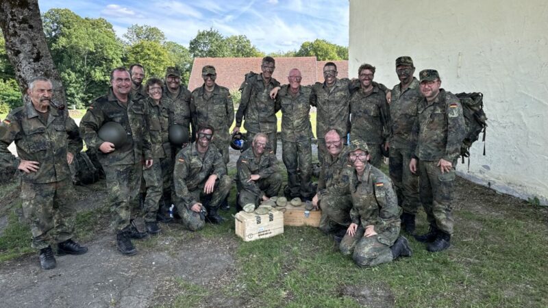 GRAFENRHEINFELDER BÜRGERMEISTER AUF WEHRÜBUNG BEI DER INFANTERIESCHULE IN HAMMELBURG