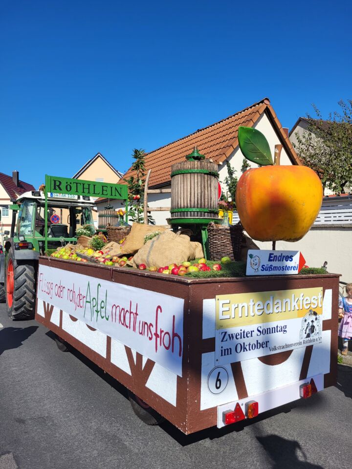 Umzug mit bunt geschmückten Wägen