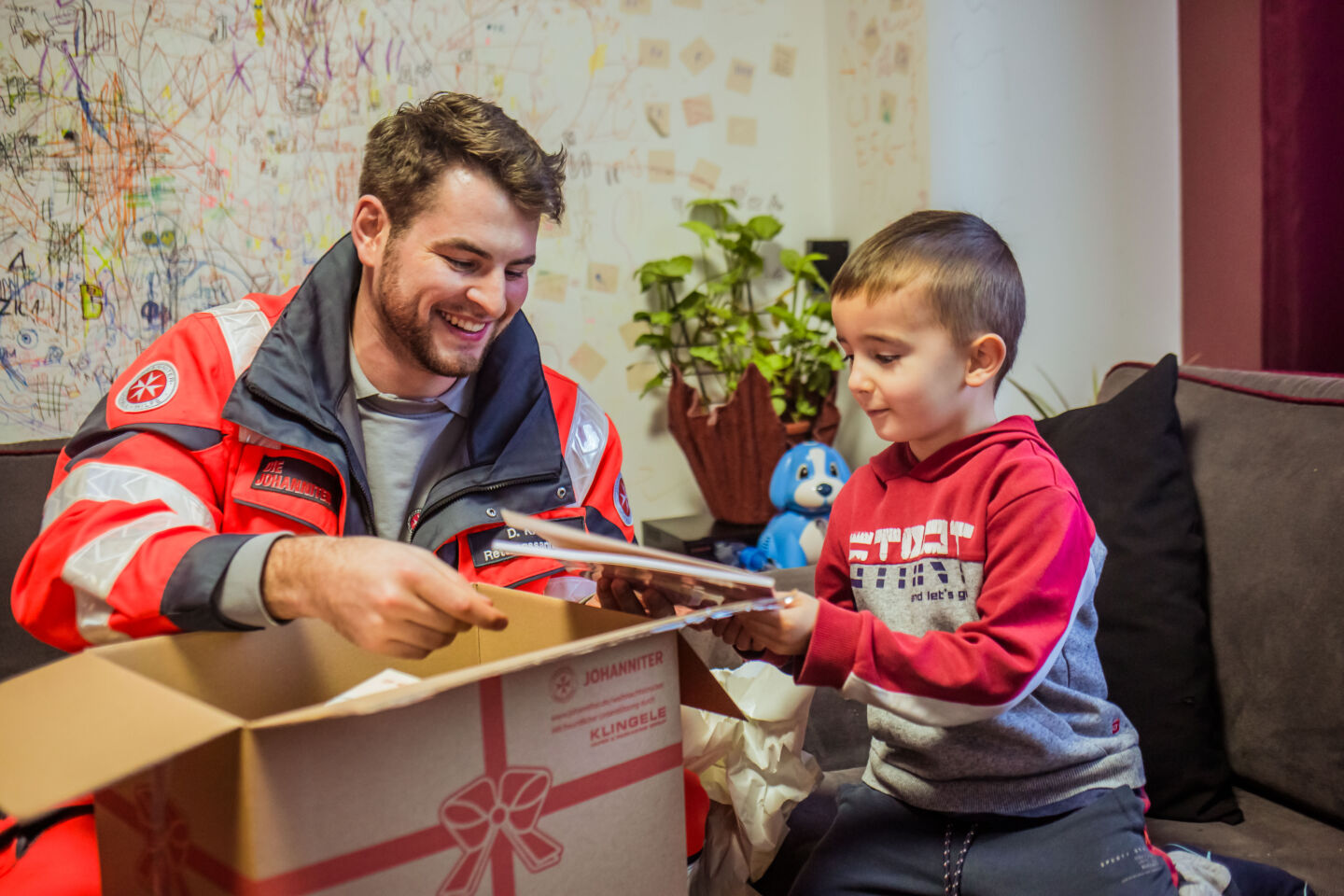 „Ich bin super zufrieden!“ – Zwischenergebnis der Paketanzahl beim Johanniter-Weihnachtstrucker