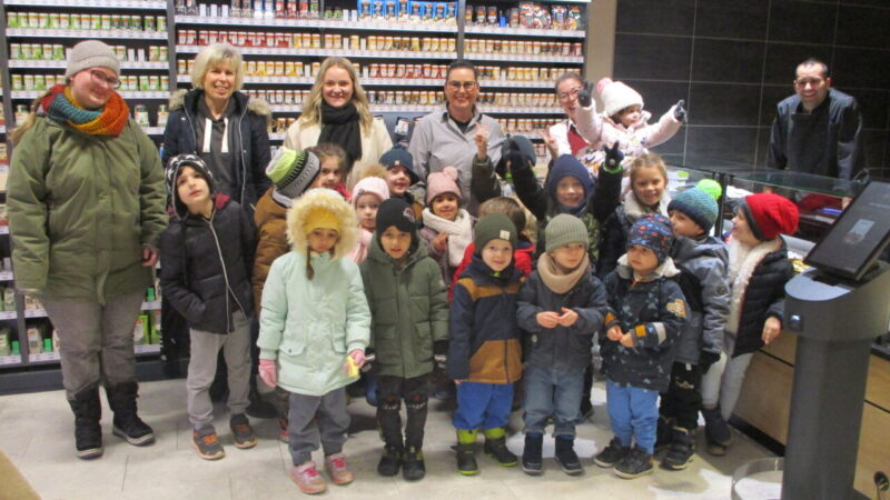 So kommt die Wurst hinter die Bedientheke – Mäusegruppe des Kindergartens St. Josef Oberndorf zu Besuch bei Edeka