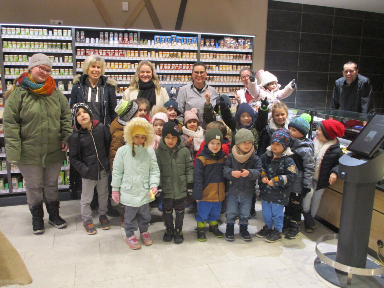 So kommt die Wurst hinter die Bedientheke – Mäusegruppe des Kindergartens St. Josef Oberndorf zu Besuch bei Edeka